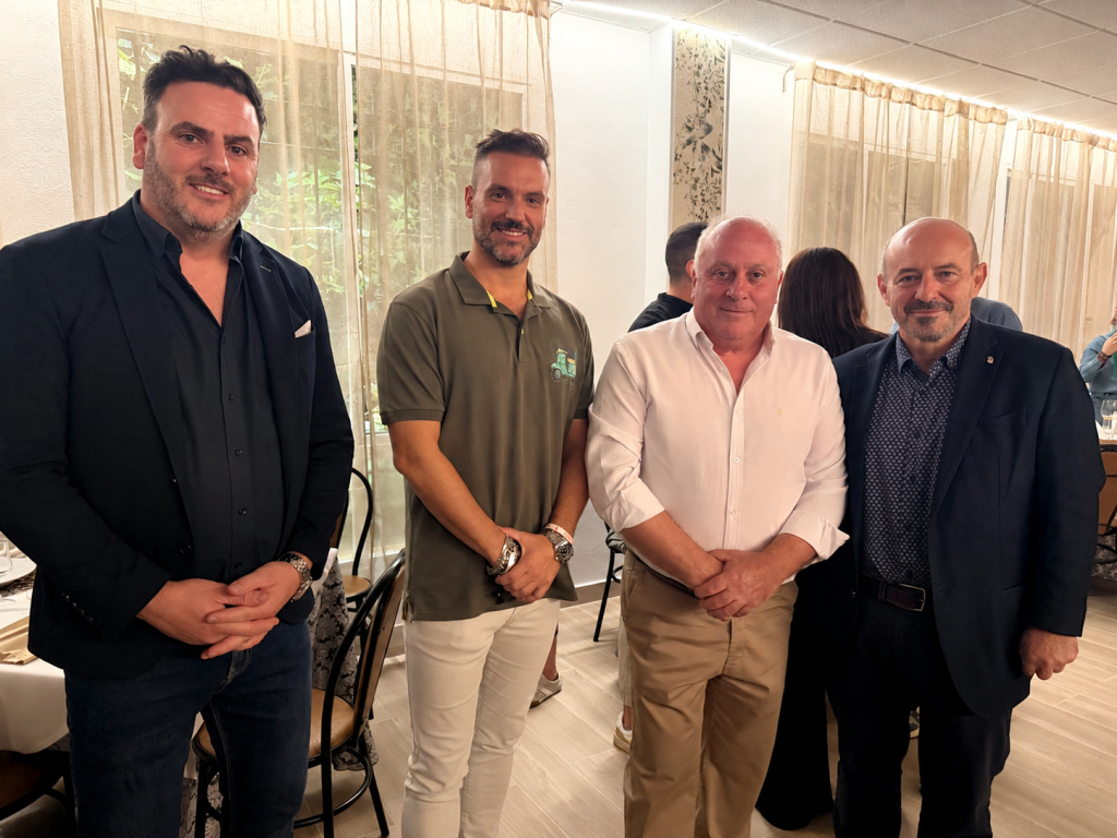 Bodegón Đ La Guardia de Jaén abre sus puertas en la Plaza Isabel II acto de inauguración del bodegón Đ la guardia de jaén, con representantes y vecinos del municipio.